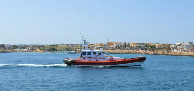 In difficoltà con il kite surf viene recuperato dalla Guardia Costiera