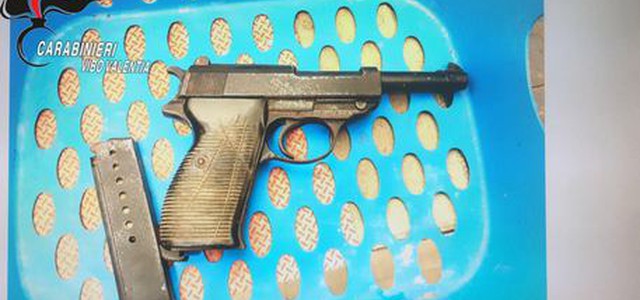 Nascondeva pistola da guerra, arrestato