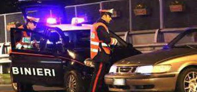 Aggredisce rivale e lo deruba, arrestato
