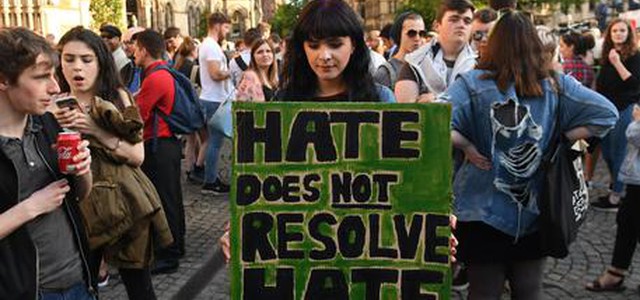 Manchester, Gb alza l'allerta dopo la strage. Downing street sotto protezione militare