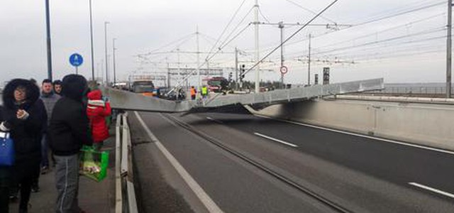 Crolla un pilone sul Ponte della Libertà, bloccato l'accesso a Venezia