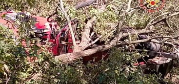 Mezzo agricolo si ribalta in una scarpata, un ferito