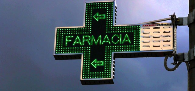 Corso Mazzini - Federfarma: "Via le fioriere davanti le farmacie"