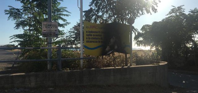 Incendiato pannello informativo del Comune di Cariati