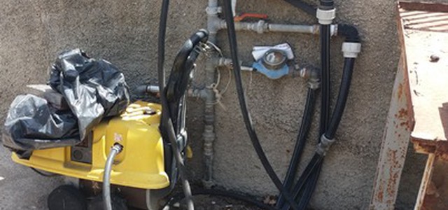 Ruba acqua pubblica per innaffiare orto e giardino, denunciato