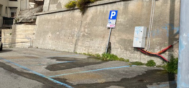 Catanzaro, Veraldi: Rimossa carcassa di auto nel parcheggio dell’Ascensore panoramico di Bellavista