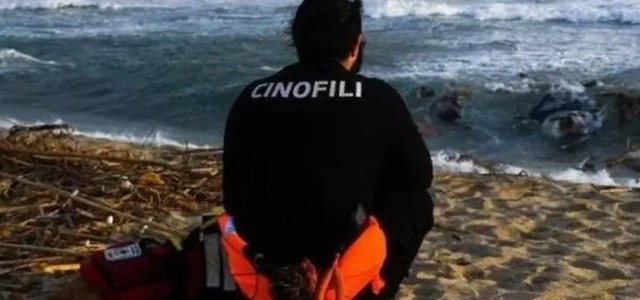 Naufragio migranti, arriva anche l'Unità Cinofila di Salvataggio Anpas Croce Verde Catanzaro