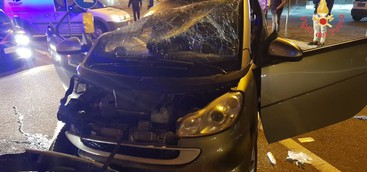 Auto sul cordolo della rotatoria si ribalta su se stessa, ferita una donna