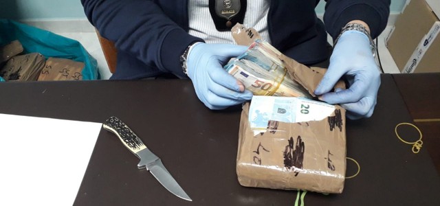 In autostrada con 1,5 milioni di euro nascosti nel tir, arrestati due calabresi