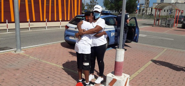 Paura per bambino scomparso in un centro commerciale. Ritrovato dalla Polizia.