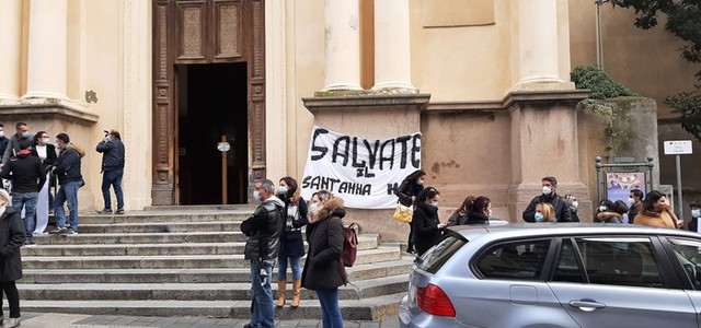 Clinica Sant'Anna, i dipendenti manifestano davanti la Prefettura