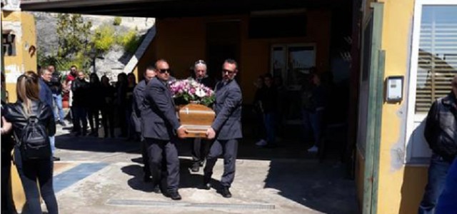 Donna uccisa a Cassano, l'ultimo saluto a Romina. Il vescovo: "No a violenza"
