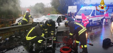 Incidente frontale sulla statale 107 - donna estratta dalle lamiere