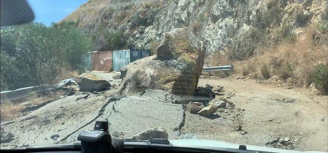 Massi precipitano rompendo l'acquedotto, Anas a lavoro