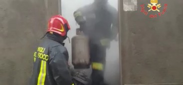 In fiamme magazzino a Borgia