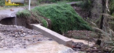 Curinga in ginocchio ferita da una bomba d’ acqua