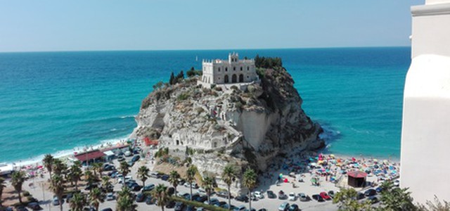 Passano la notte su scogliera, turisti stranieri salvati a Tropea