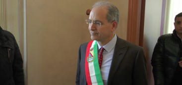 Mascaro indossa la fascia tricolore e rientra al Comune (VIDEO)