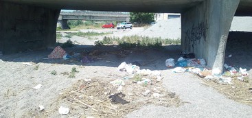 Una discarica sotto il ponte a Lido