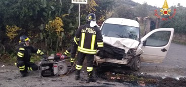 Scontro tra due auto nel Catanzarese, due feriti