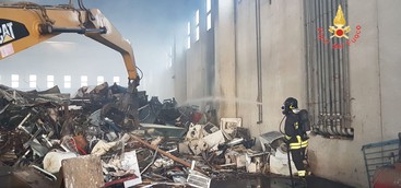 Incendio in un capannone nell'area ex Sir 