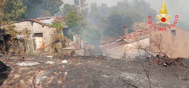 Incendio bosco  in prossimità di abitazioni.( FOTO)