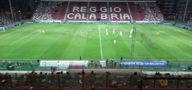 Aggressione per invito a usare mascherina, Daspo per tifoso Reggina