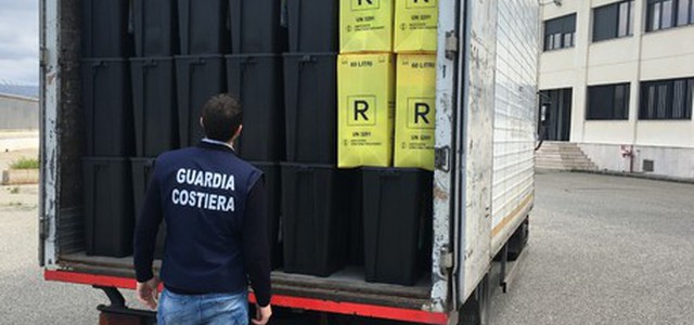 Rifiuti sanitari su traghetti, indagati