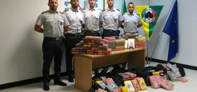 Oltre due quintali di cocaina purissima sequestrati nel porto di Gioia Tauro