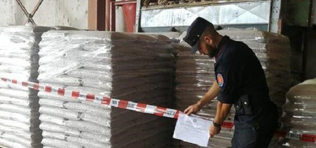 Sequestrata fabbrica abusiva di pellet, due persone denunciate