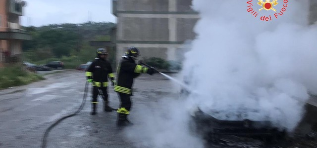 Incendio diverse autovetture  nella notte  nel comune di Borgia