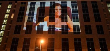 Immagine Santelli proiettata sulla facciata della Cittadella regionale (FOTO)