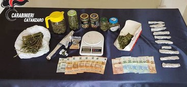 Marijuana nascosta in camera da letto, arrestati due fratelli