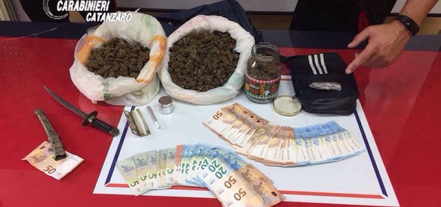 Supermarket della droga nel centro di Soverato: arrestato 36enne