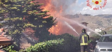Incendio avvolge abitazione, salvati due coniugi (FOTO)