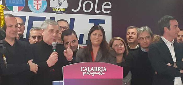 Santelli: "Auguri solo da Aiello, questione di stile. Detesto cattiva educazione"