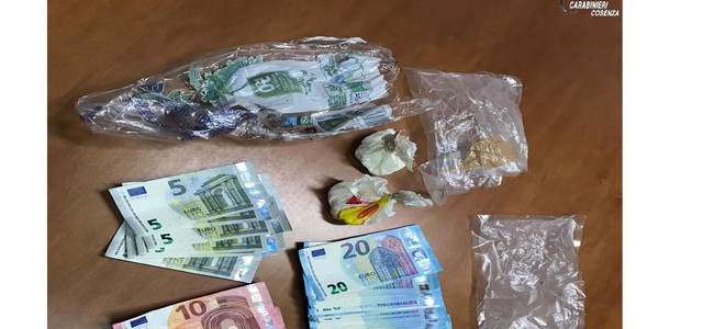 TRASPORTAVA COCAINA ED UN INGENTE QUANTITATIVO DI CONTANTI IN MACCHINA: ARRESTATO DAI CARABINIERI.