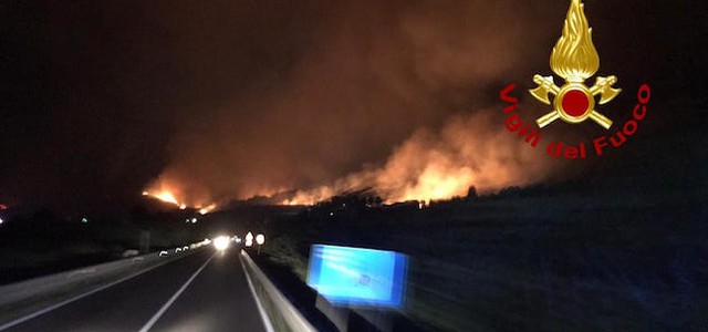 Grosso incendio di arbusti e macchia mediterranea nel Catanzarese (FOTO)