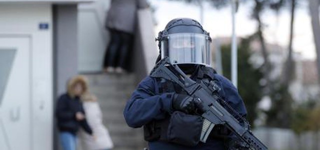 Ucciso il terrorista a Trebes, muore il gendarme-eroe