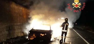 Auto in transito in fiamme nel Catanzarese, salvi gli occupanti (FOTO)