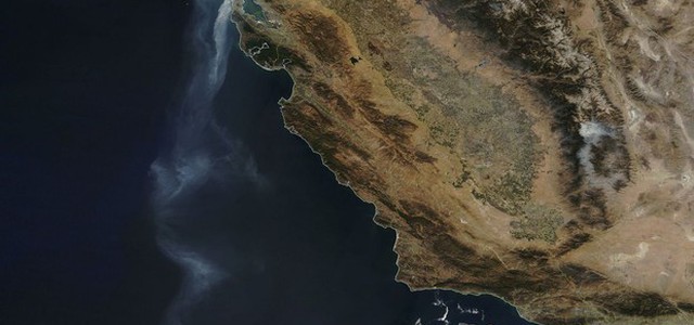 Incendi in California, la scia di fumo vista dallo spazio