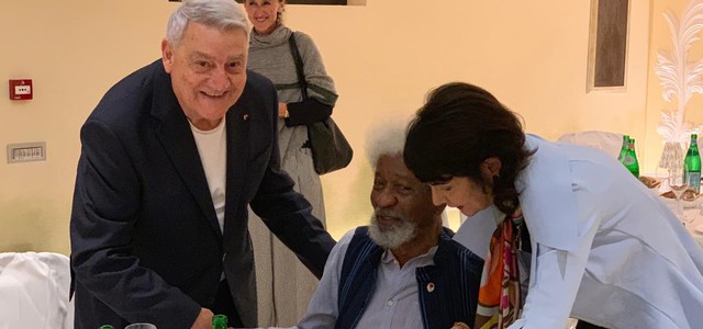 Gerardo Sacco realizza il “Premio Rosa d’oro della Milanesiana” consegnato allo scrittore keniota  Ngugi wa Thiong’o