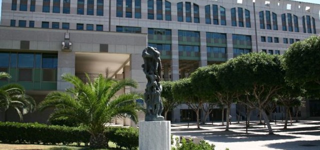 Abbandona il padre 86enne in tribunale e va via, denunciato