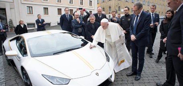 Papa: riceve Lamborghini, sarà all'asta