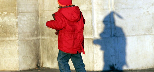 Bimbo di 2 anni trovato solo per strada