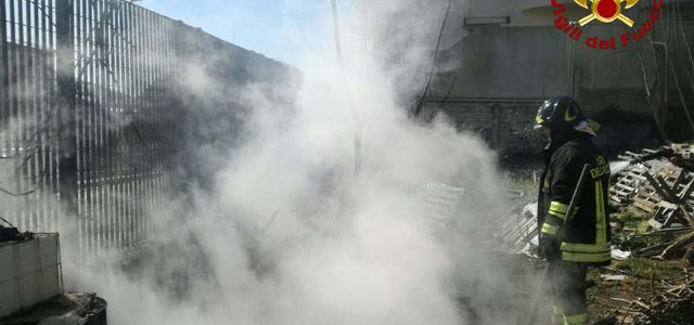 Incendio rifiuti si propaga su legna accatastata, pronto intervento dei VVF (FOTO)