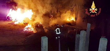 Catanzaro, cantiere a fuoco tra la Cittadella e l’Università nella notte: ipotesi matrice dolosa (FOTO)