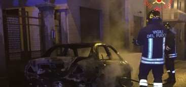 Auto in fiamme nella notte a Lamezia