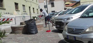 Piazza Dogana a Lido è nel degrado: residenti la puliscono assieme a ragazzi immigrati