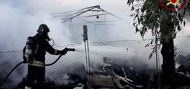 Vasto incendio in area deposito a Crotone